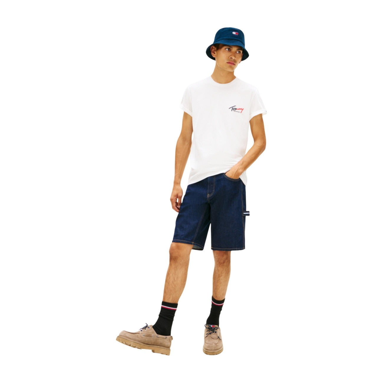 T-shirt Bianca Tommy Jeans; 100% Cotone Rigenerato. Regular fit, girocollo, maniche corte. Logo ricamato, tessuto morbido e fresco. Il basic ecosostenibile per eccellenza. Figura intera 