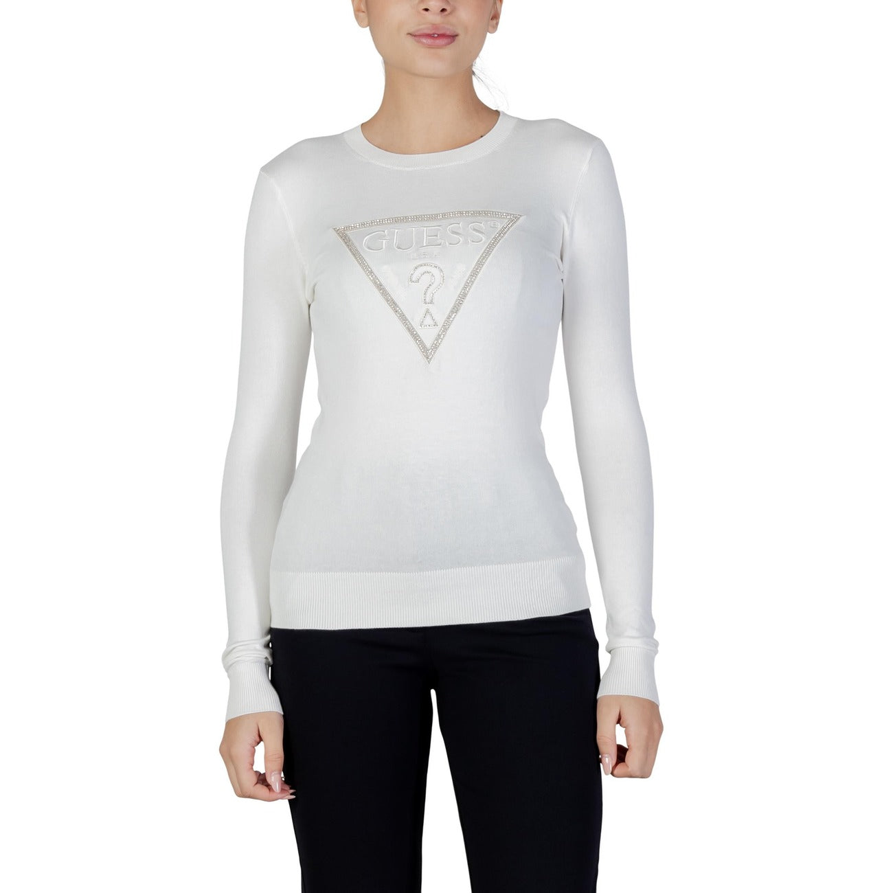 maglia da donna Guess Bianca Realizzata con una composizione di 82% viscosa, 16% poliammide e 2% elastam/lycra, questa maglia offre una vestibilità confortevole e avvolgente, adattandosi delicatamente alla silhouette