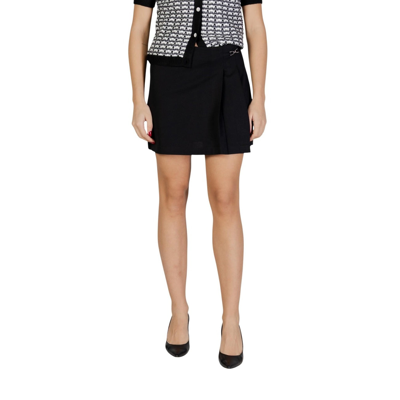 Minigonna Only ONLEVI LIFE HW SHORT SKIRT donna nera con cerniera 95% poliestere 5% elastan - vista frontale indossata da modello
