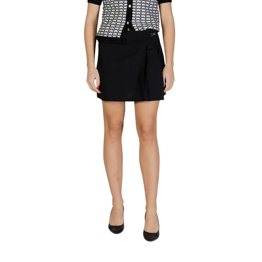 Minigonna Only ONLEVI LIFE HW SHORT SKIRT donna nera con cerniera 95% poliestere 5% elastan - vista frontale indossata da modello
