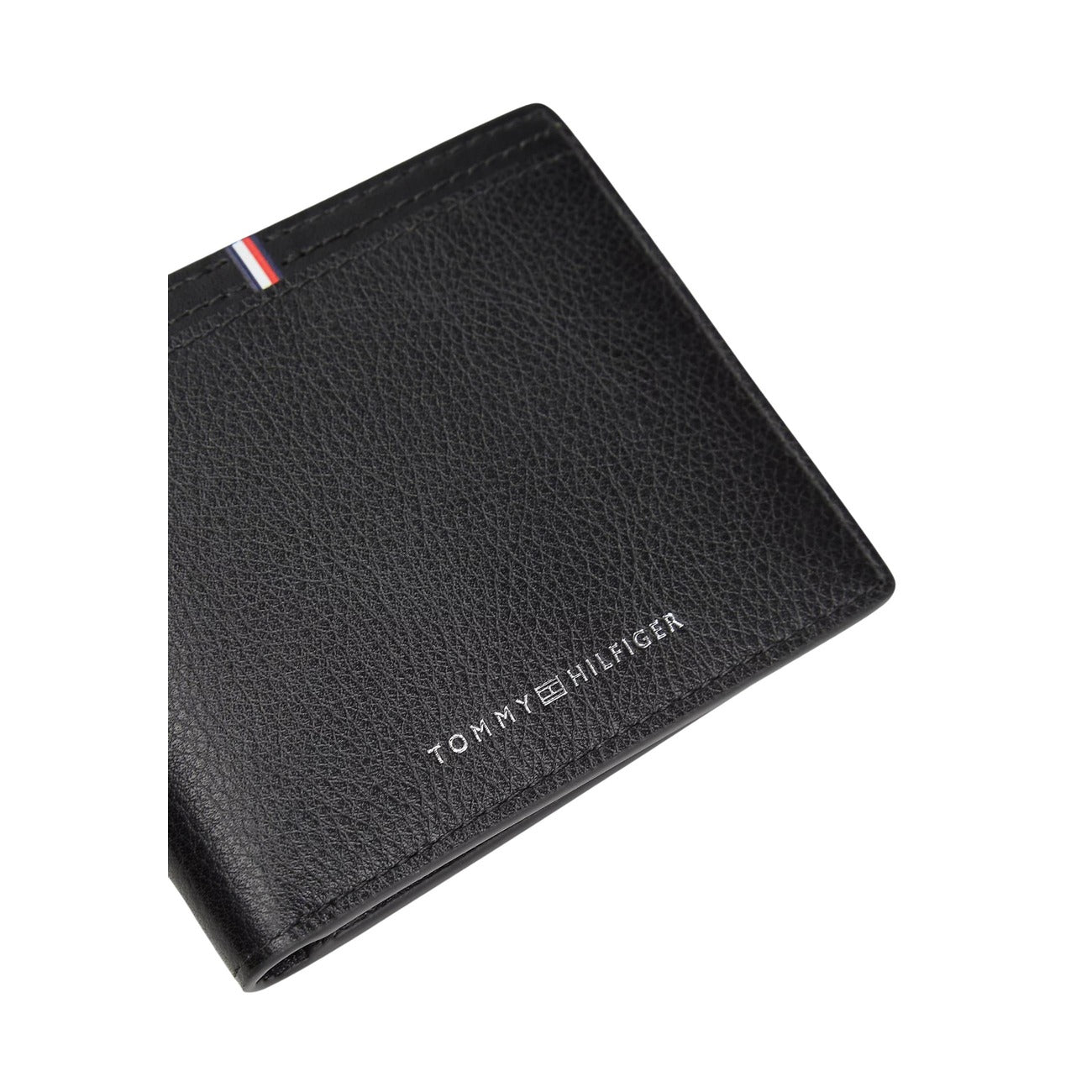 Portafoglio mini Tommy Hilfiger con portamonete; 100% Pelle Nera. Logo Flag tricolore, profilo ultra-slim (1 cm), scomparti multifunzione. Stile raffinato e pratico. 
