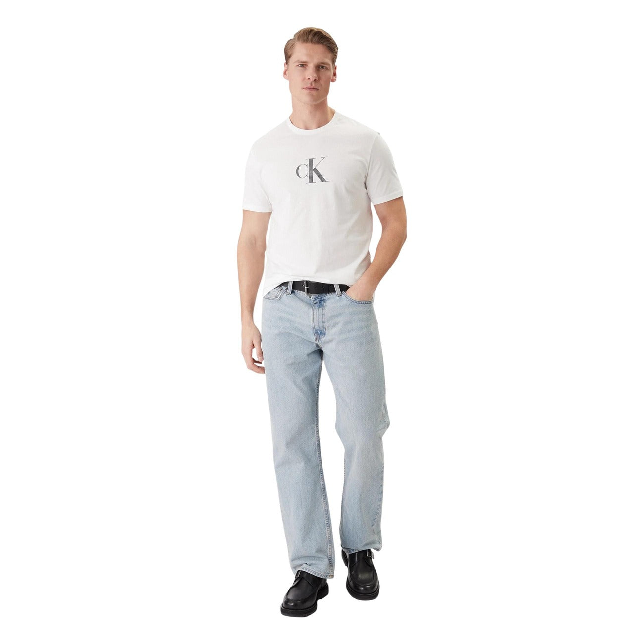 Calvin Klein LV04RF853G, t-shirt bianca in cotone con logo monogramma "cK" stampato; manica corta, taglio regolare e stile intramontabile per un look quotidiano curato. Vista frontale Figura intera 