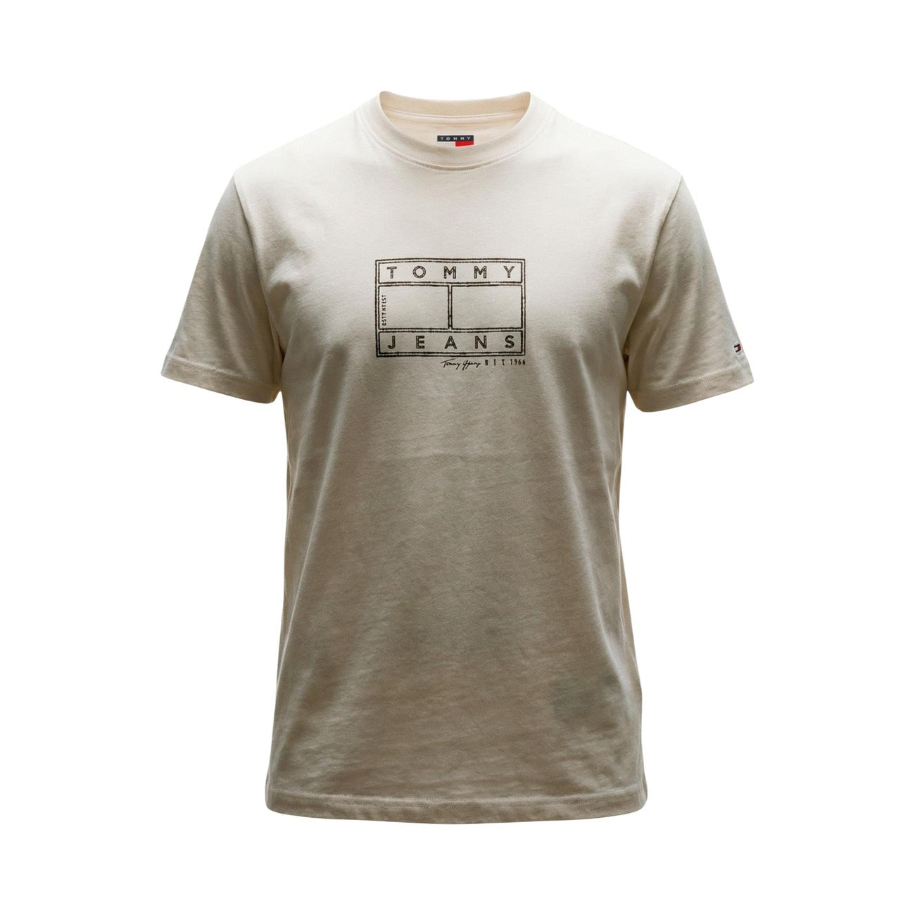 T-shirt Tommy Jeans Bianca; 100% Cotone Rigenerato. Regular fit, logo grafico stampato, scollatura tonda a costine. Capo versatile 4 stagioni, ideale per outfit casual e urban. Vista stesa 