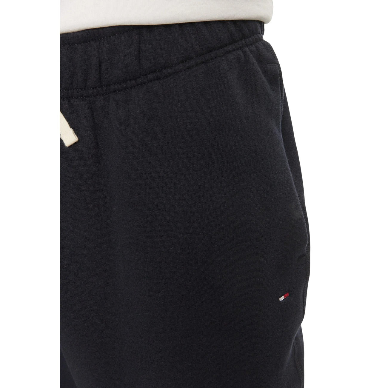 Pantaloni tuta Tommy Hilfiger Essential Fleece SWE blu navy uomo. Joggers sportivi in cotone felpato manopesca con coulisse a contrasto, fondo con elastico alle caviglie e logo ricamato, abbigliamento casual autunno inverno.