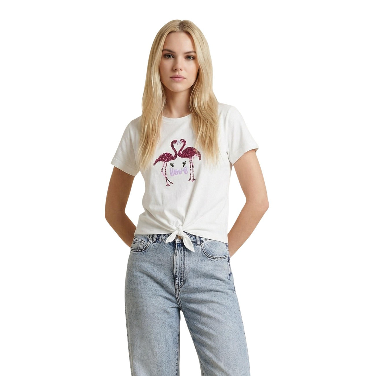 T-shirt Only Bianco con Nodo; 100% Cotone. Dettaglio Knot frontale, maniche fold-up, girocollo. Tessuto fresco e morbido, stile casual ideale per la stagione calda. Vista frontale  