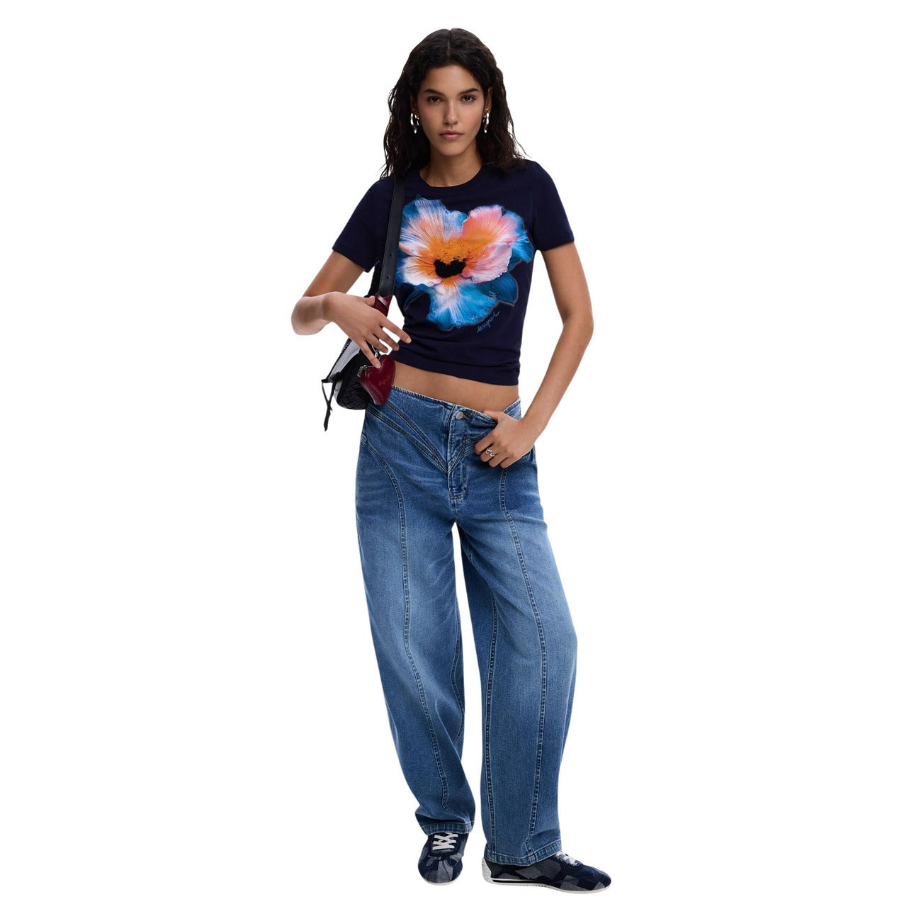 Desigual jeans DEGRAD donna vestibilità mom e regular. Realizzati in 99% cotone e 1% elastan/lycra Vista frontale Indossata da modella 