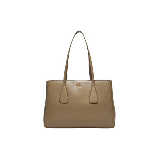 Calvin Klein Shopping Bag Medium; borsa  tote beige in ecopelle con scomparto diviso e chiusura magnetica. Base rigida rinforzata e manici lunghi per un comfort ottimale a spalla.