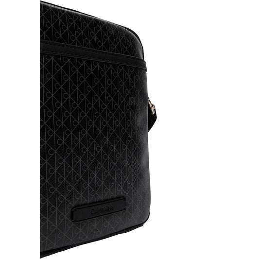 Tracolla nera uomo Calvin Klein LV04D3334G. Borsello da uomo casual in poliestere rigenerato nero con zip, logo Calvin Klein impresso e cinturino regolabile.