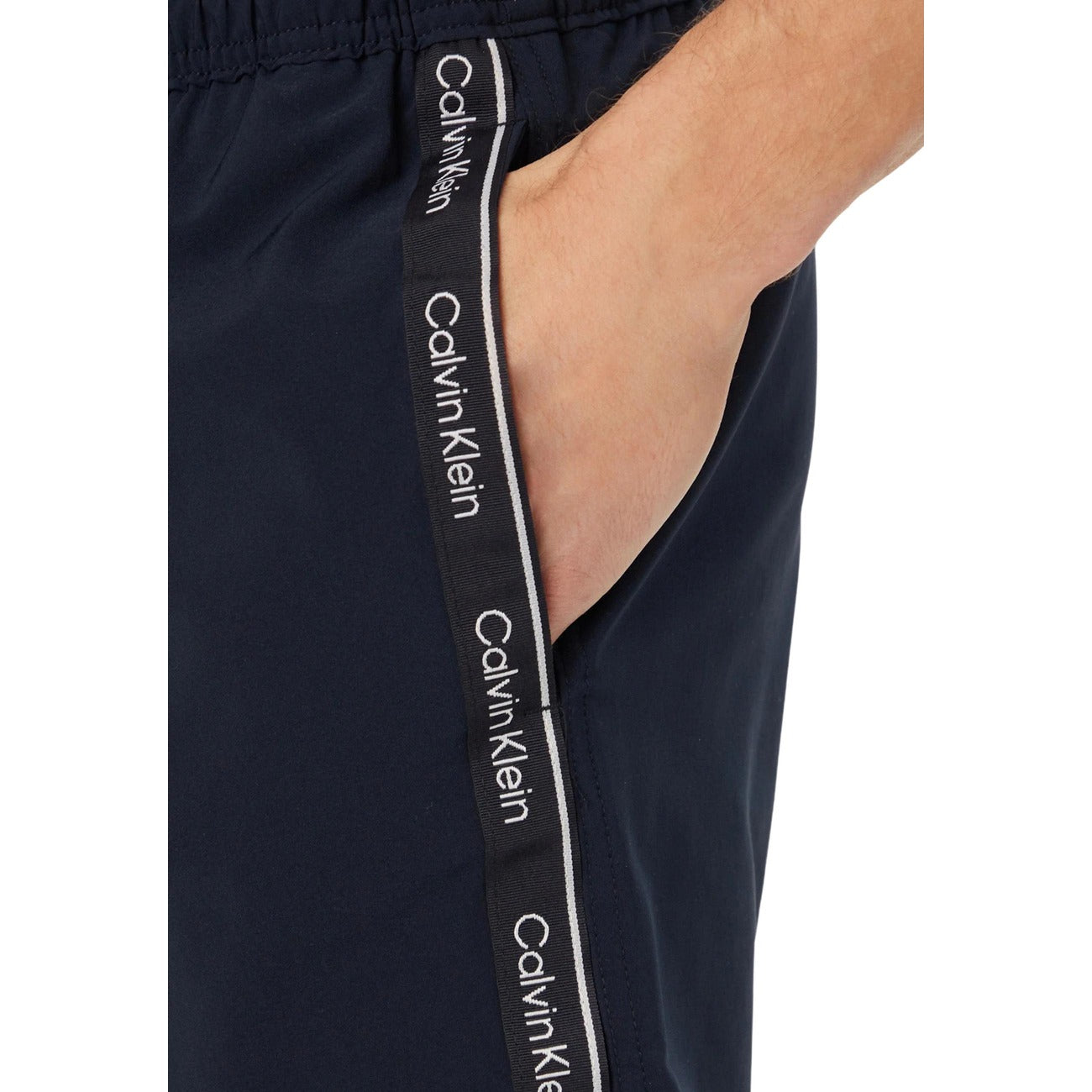 Boxer Mare CK Jeans Blu; Bande Laterali Logate. 10% Elastam per massima elasticità, poliestere riciclato, asciugatura rapida. Tasche laterali, vita con coulisse, fit regolare e sportivo