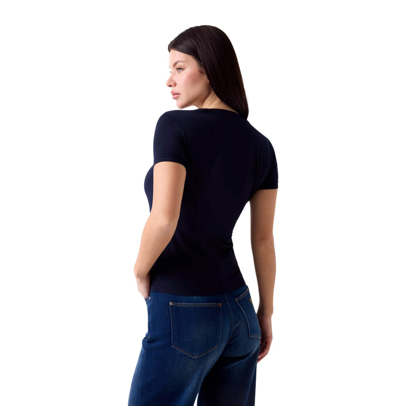 T-shirt Guess donna blu con scollo a V modello W6YI13 K3853. Maglietta a maniche corte slim fit in tessuto traspirante di modal elasticizzato blu scuro con piccolo logo Guess sul davanti, maglia estiva casual e comoda per la bella stagione.