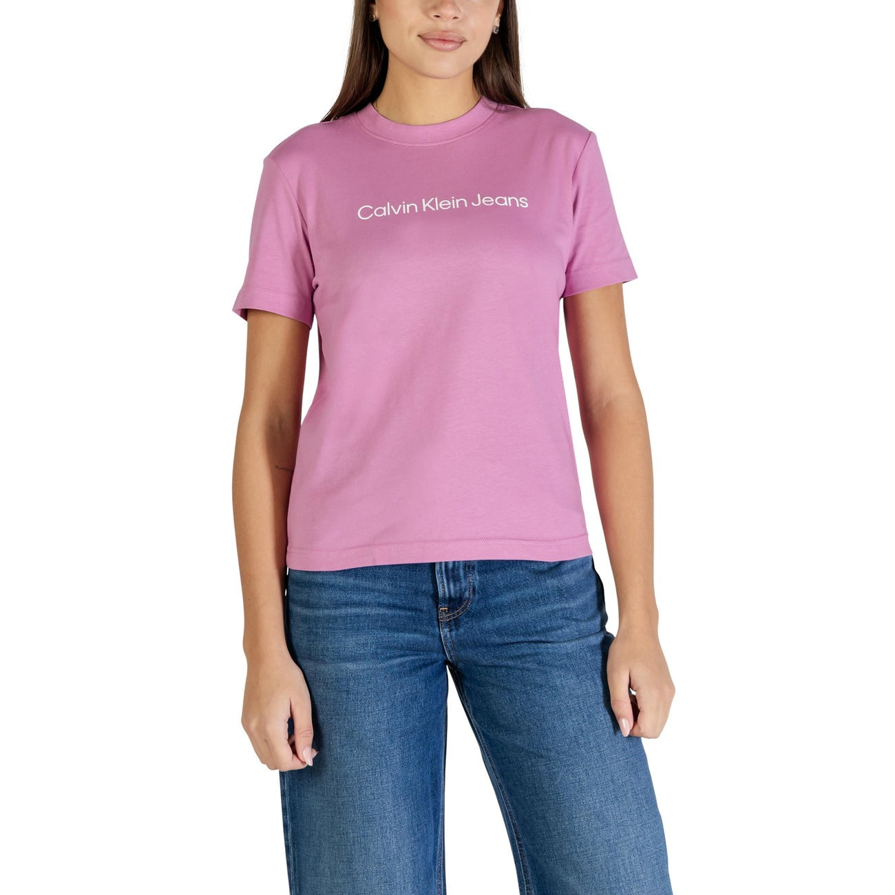 T-shirt Calvin Klein Jeans A- INST. LOGO CLASSI donna rosa con stampa maniche corte scollo tondo 100% cotone - vista frontale indossata da modello
