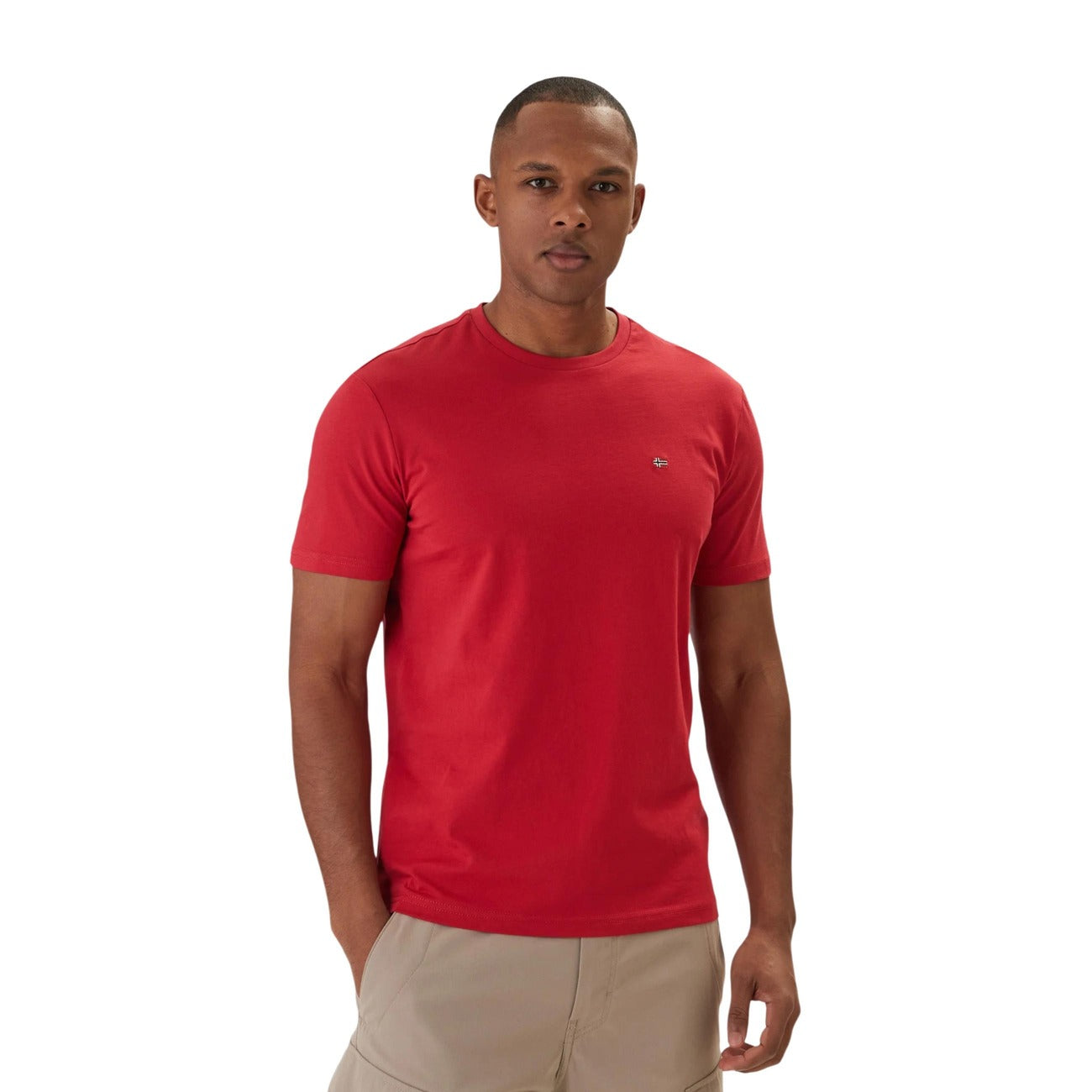 Napapijri Salis SS T-shirt; 100% cotone, girocollo, ricamo logo sul petto. Il capo essenziale Napapijri per un guardaroba casual di qualità. Colore rosso vista frontale 