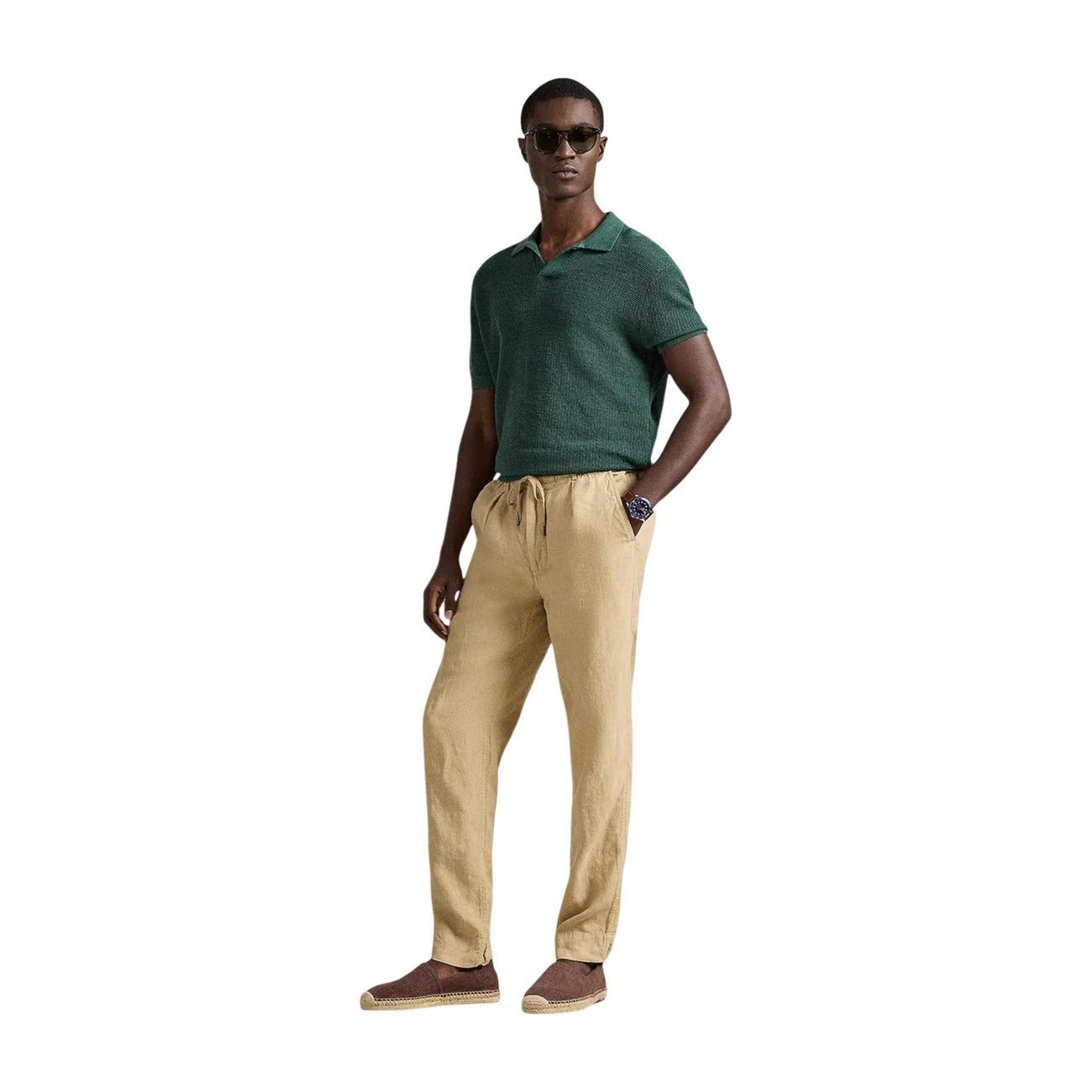 Pantaloni chino Lyle & Scott beige uomo SW1801ITA. Pantaloni estivi da uomo in 100% lino beige con coulisse in vita, vestibilità regular fit, tasche posteriori con bottone, pantaloni lunghi freschi e casual per mezza stagione e estate.