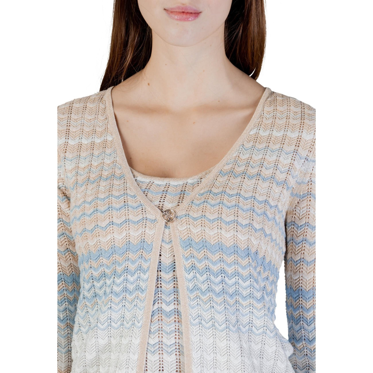 Dettaglio cardigan Guess LS ROSALYN COVER SHOULDER SWTR donna beige con chiusura a bottone e vestibilità regular
