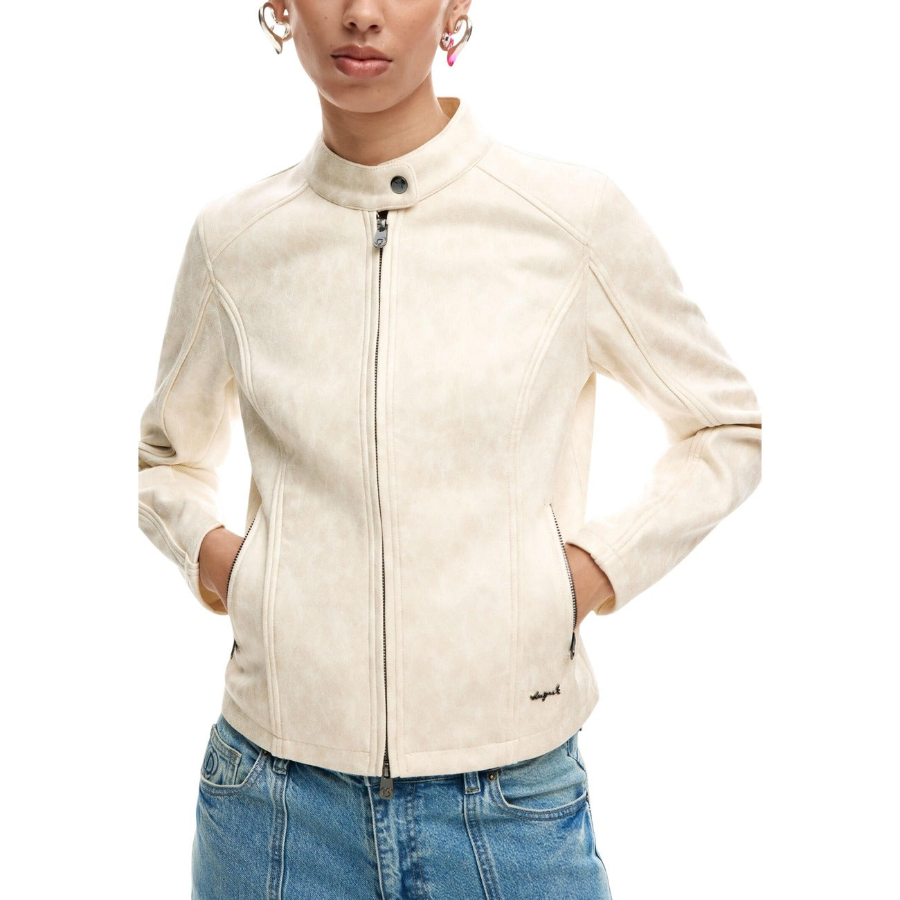 Giacca Desigual donna bianca con cerniera maniche lunghe - vista frontale indossata da modello
