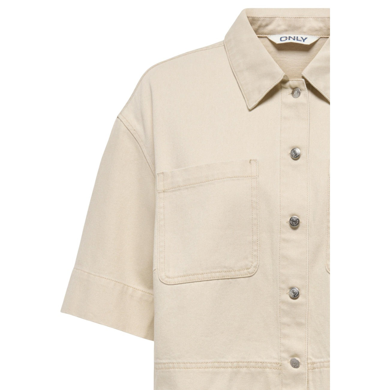 Camicia Jeans Corta; cotone e Lyocell, colletto italiano, vestibilità comoda, tasca sul petto. La camicia in denim estiva, fresca e versatile. Vista dettaglio bottoni 