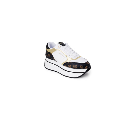 Guess Sneakers Camrio Platform; scarpe in poliuretano con suola alta 7 cm, chiusura con stringhe e interni in cotone. Silhouette moderna ideale per outfit street-chic. Vista laterale 
