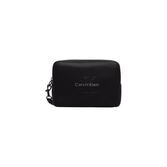 Pochette Uomo Calvin Klein Bold Pouch; Nero. 100% Poliuretano, chiusura con zip, manico laterale rimovibile. Struttura compatta e capiente (22x15 cm), stile casual-elegante 4 stagioni. Vista frontale 