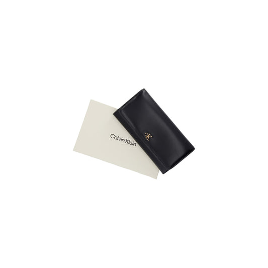 Portafoglio Grande in Nappa Calvin Klein; Nero. 100% Pregiata pelle, chiusura zip-around, 12 slot carte, portamonete zippato e protezione RFID. Dimensioni generose (19,8 cm), eleganza e funzionalità 4 stagioni. Vista con scatola 