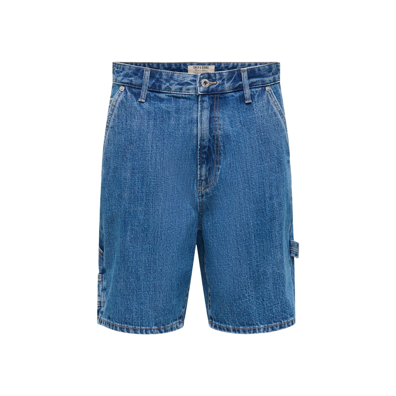 Bermuda Jeans Only & Sons Carpenter; Blu Stonewash. 100% Cotone, Loose Fit, dettagli utility e tasche cargo. Orlo a taglio vivo destroyed, stile workwear contemporaneo per la stagione estiva. Vista stesa frontale 