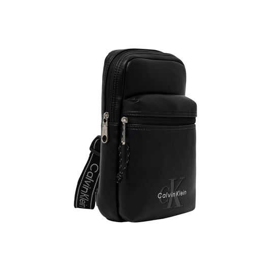 Borsa Monospalla Uomo Calvin Klein Sling; Nero. 100% Poliuretano, doppia tasca zippata, tracolla regolabile in nastro con lettering a contrasto. Dimensioni verticali (17x28 cm), stile casual-urban 4 stagioni. Frontale laterale 