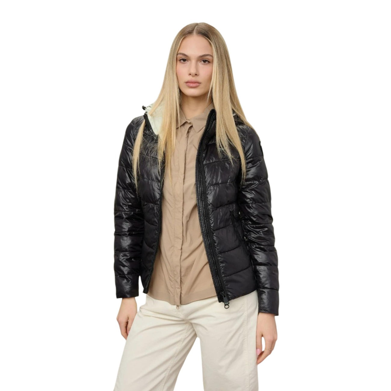 Piumino donna Blauer nero Caroll 26WBLDC02070. Giubbotto corto da donna marrone trapuntato e sfiancato con cappuccio regolabile, zip a doppio cursore e logo Blauer sulla manica, giacca invernale calda e casual chic.