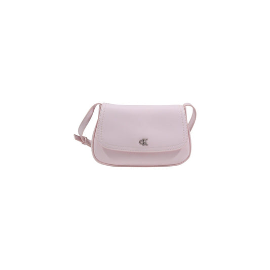 Borsa Calvin Klein Flap Camera; 51% Poliestere riciclato. Logo cK dorato, chiusura a patta, tracolla regolabile. Design compatto e sostenibile, perfetto per ogni occasione. Vista frontale 