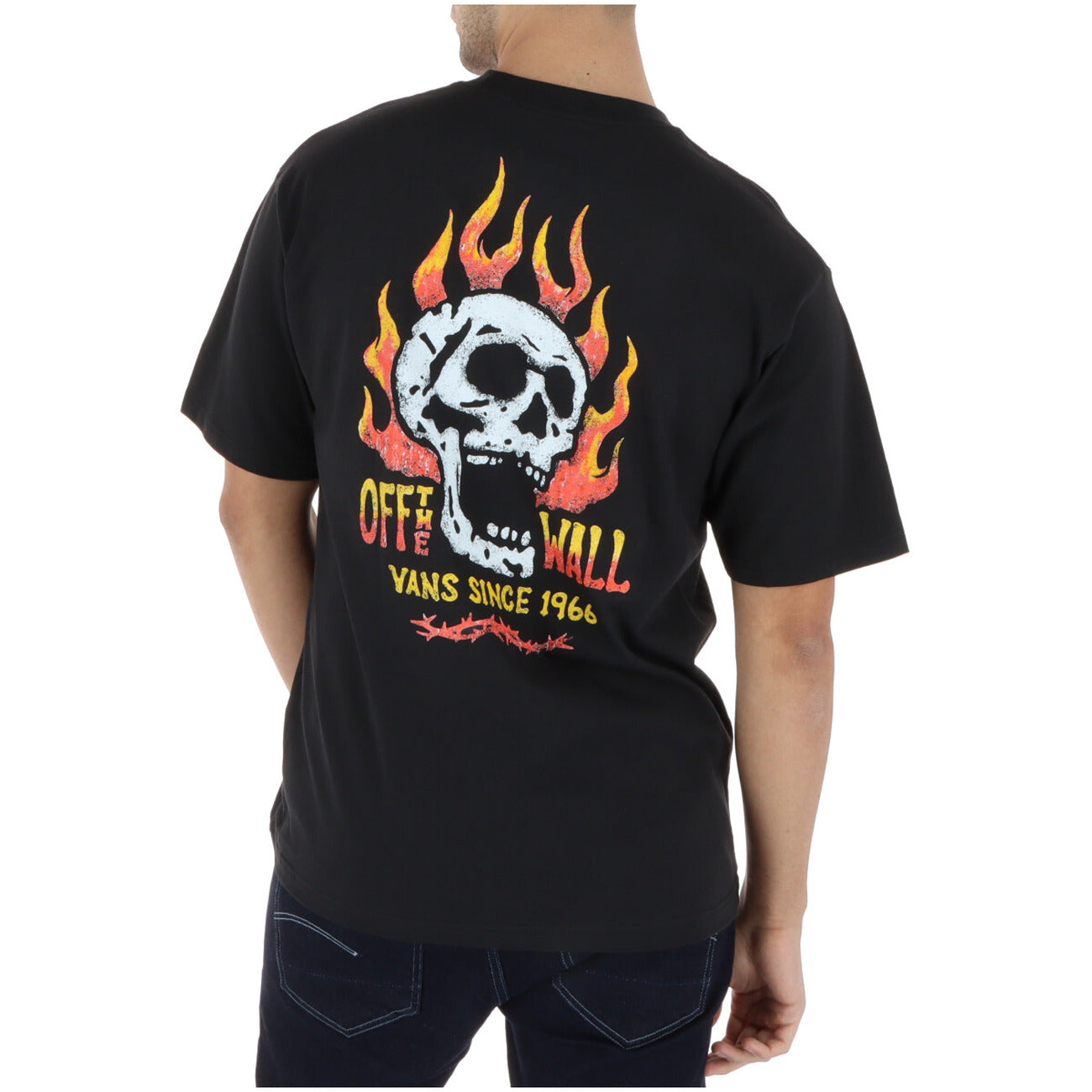 Vans Off The Wall Fever Tee; nera, 100% cotone, stampa grafica frontale e posteriore. La t-shirt carica di stile per chi vive "Off The Wall". Vista posteriore 