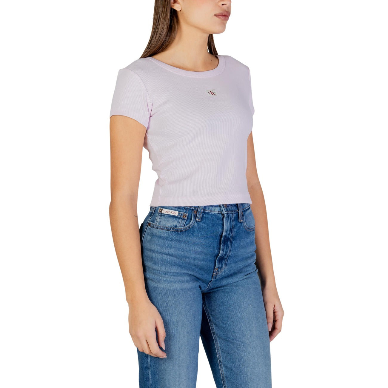 T-shirt CK Jeans Woven Label; 95% Cotone, 5% Elastane. Lavorazione a costine, manica corta, vestibilità aderente. Maglia donna versatile, morbida e di alta qualità. Colore rosa vista laterale