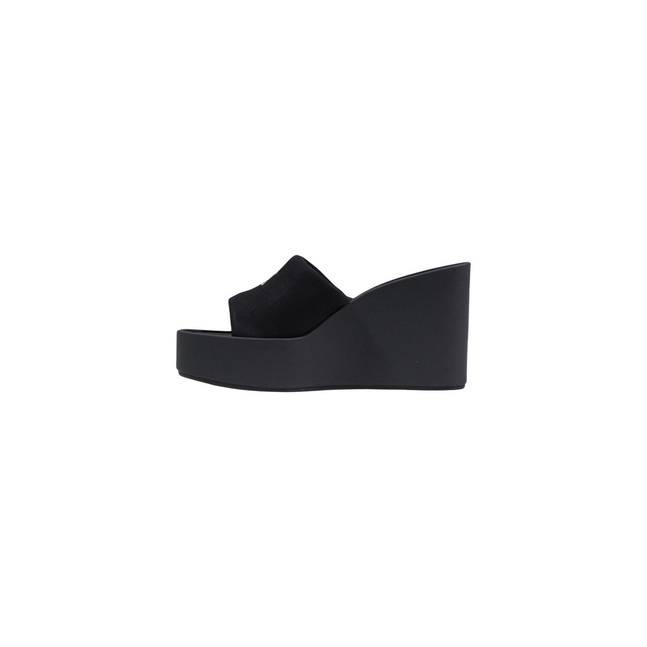 Calvin Klein Melia Platform; tomaia in tela, punta quadrata, tacco 7 cm, tecnologia Airfit®. Il sandalo con zeppa leggero e ammortizzato. Colore nero 