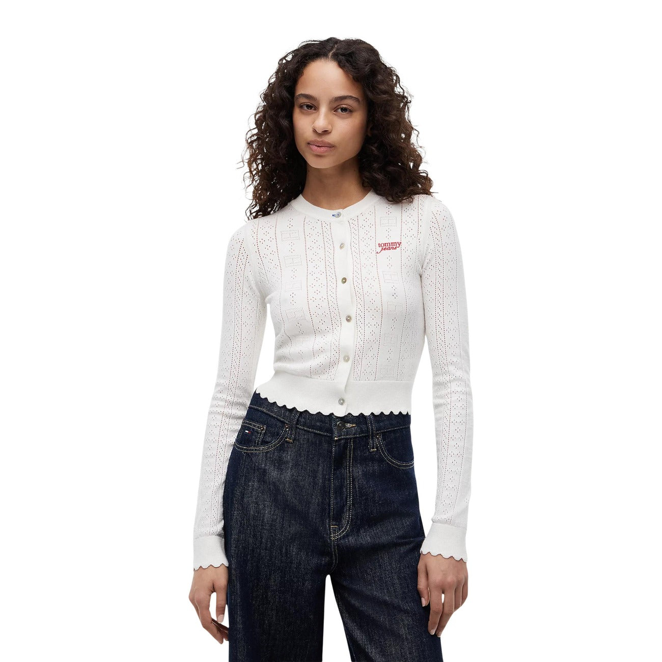 Cardigan Donna Bianco Tommy Hilfiger Jeans; Maglia slim fit traforata a maniche lunghe con bottoni, scollo tondo e motivo pointelle a bandierine. Dettagli smerlati, stile preppy casual e raffinato. Vista frontale 
