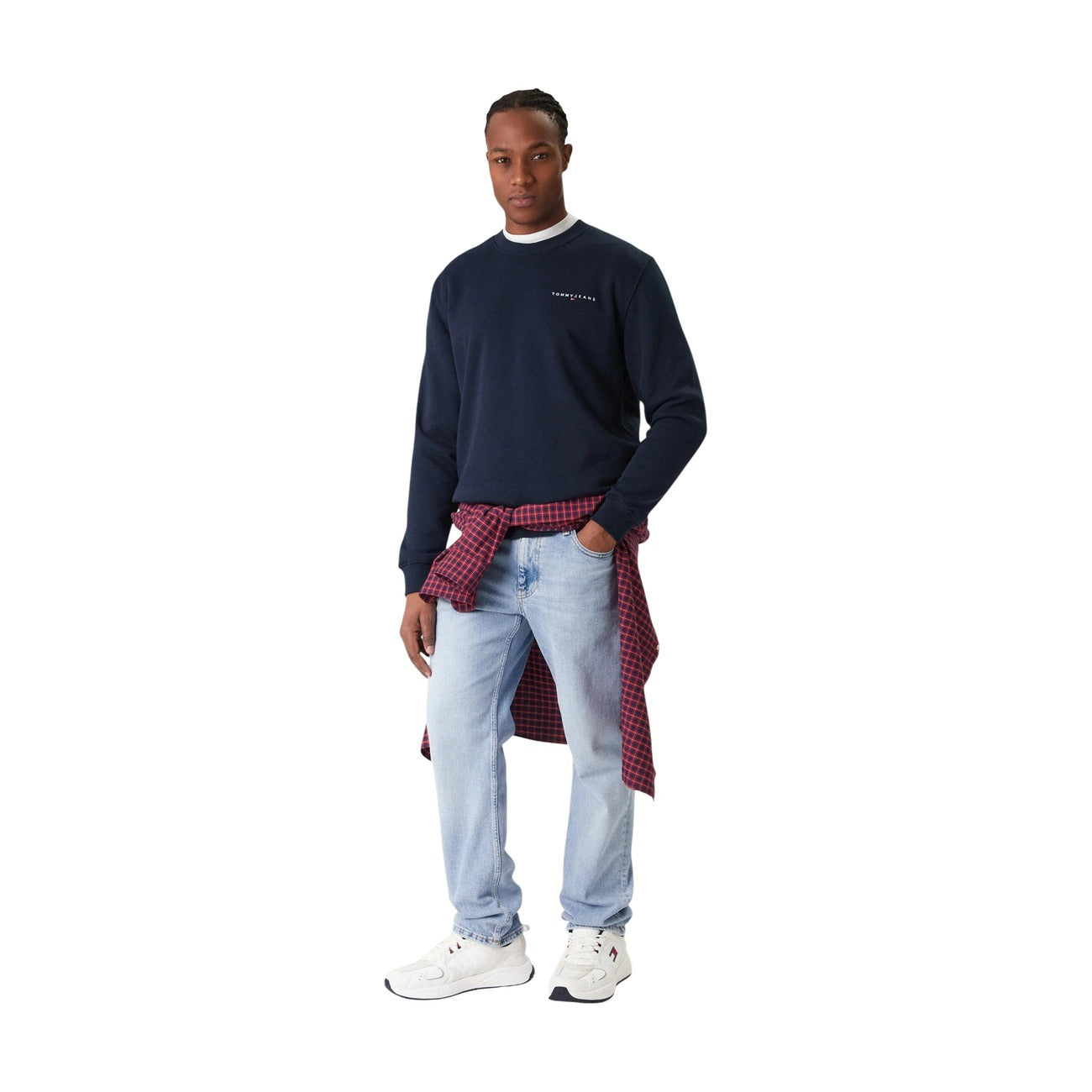 Felpa Tommy Hilfiger Jeans uomo girocollo blu scuro DM0DM20249. Felpa in cotone felpato con scollo tondo, finiture a costine e scritte logo Tommy Jeans ricamate sul petto, abbigliamento casual uomo autunno inverno.