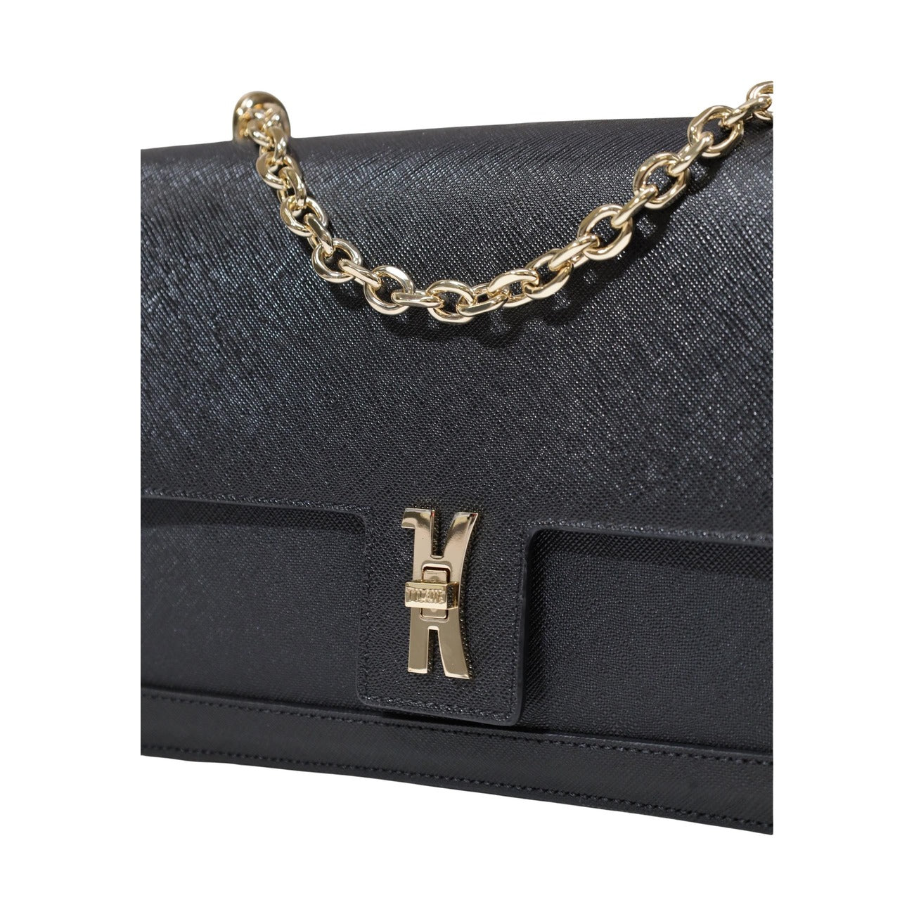 Borsa a tracolla Alviero Martini LF02 con catena dorata, chiusura magnetica a patta e dettaglio Geo Classic; piccola borsa a spalla in materiale tecnico resistente. Vista frontale dettaglio logo 
