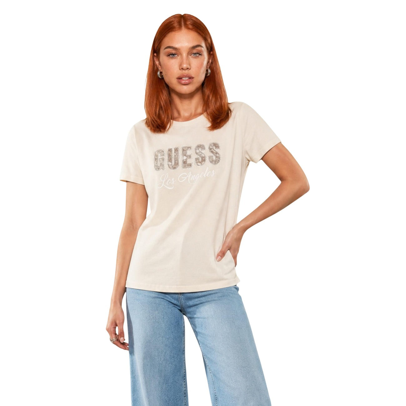 T-shirt crema Girocollo Donna Guess Snake Script; Tessuto 100% cotone a maniche corte con vestibilità regular. Stampa logo grafico effetto serpente con strass applicati, stile casual-luxury. Vista frontale 