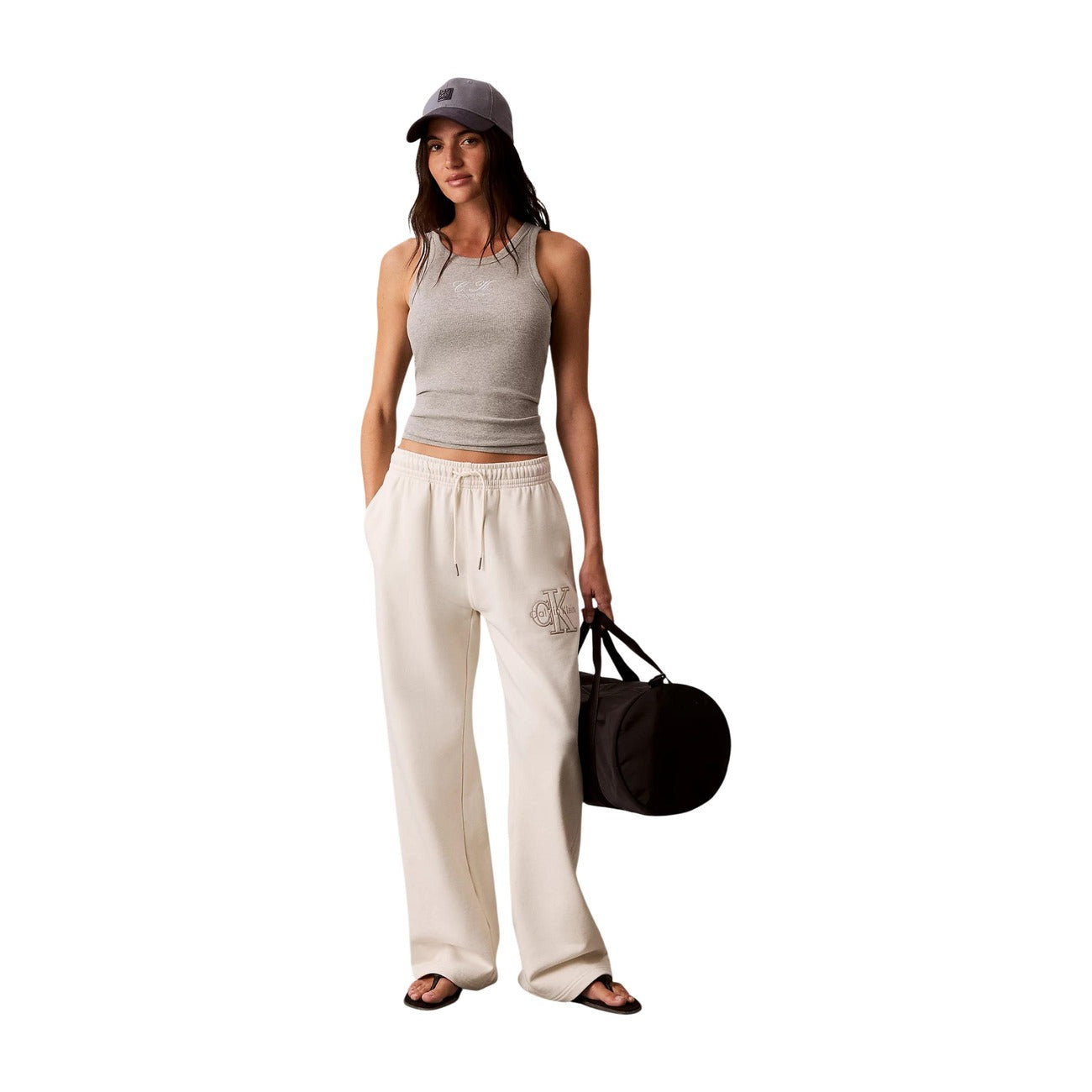 Pantaloni Sportivi Bianchi Calvin Klein; 100% Cotone. Taglio Loose, maxi logo ricamato, vita con coulisse. Traspiranti, morbidi e dallo stile urban rilassato. Figura intera frontale 