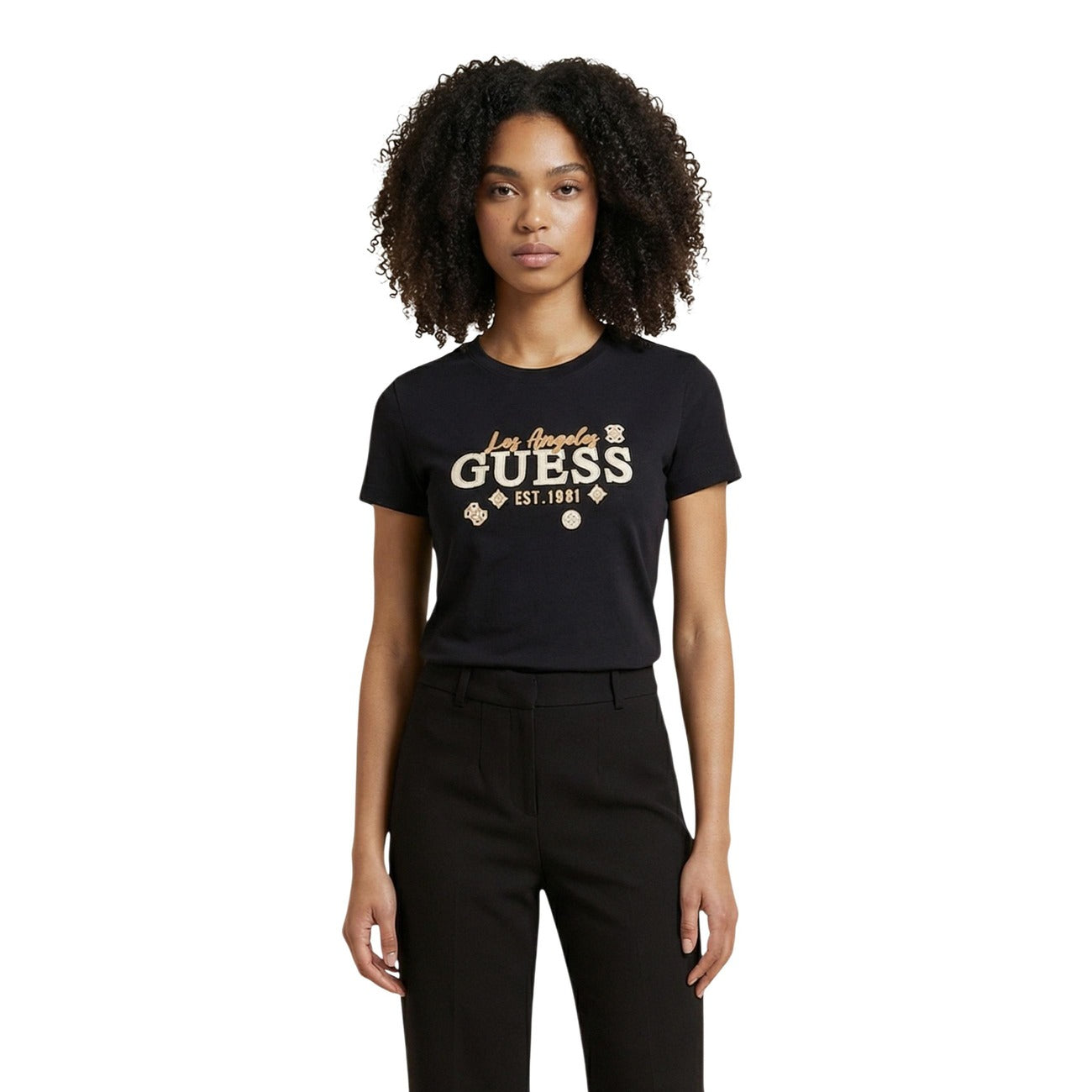 T-shirt nera maniche corte da donna Guess AGNES. Realizzata 100% cotone. girocollo classico, valorizzato dal logo Guess con dettagli dorati e scritta 'Los Angeles' stampata sul davanti. Vista frontale 