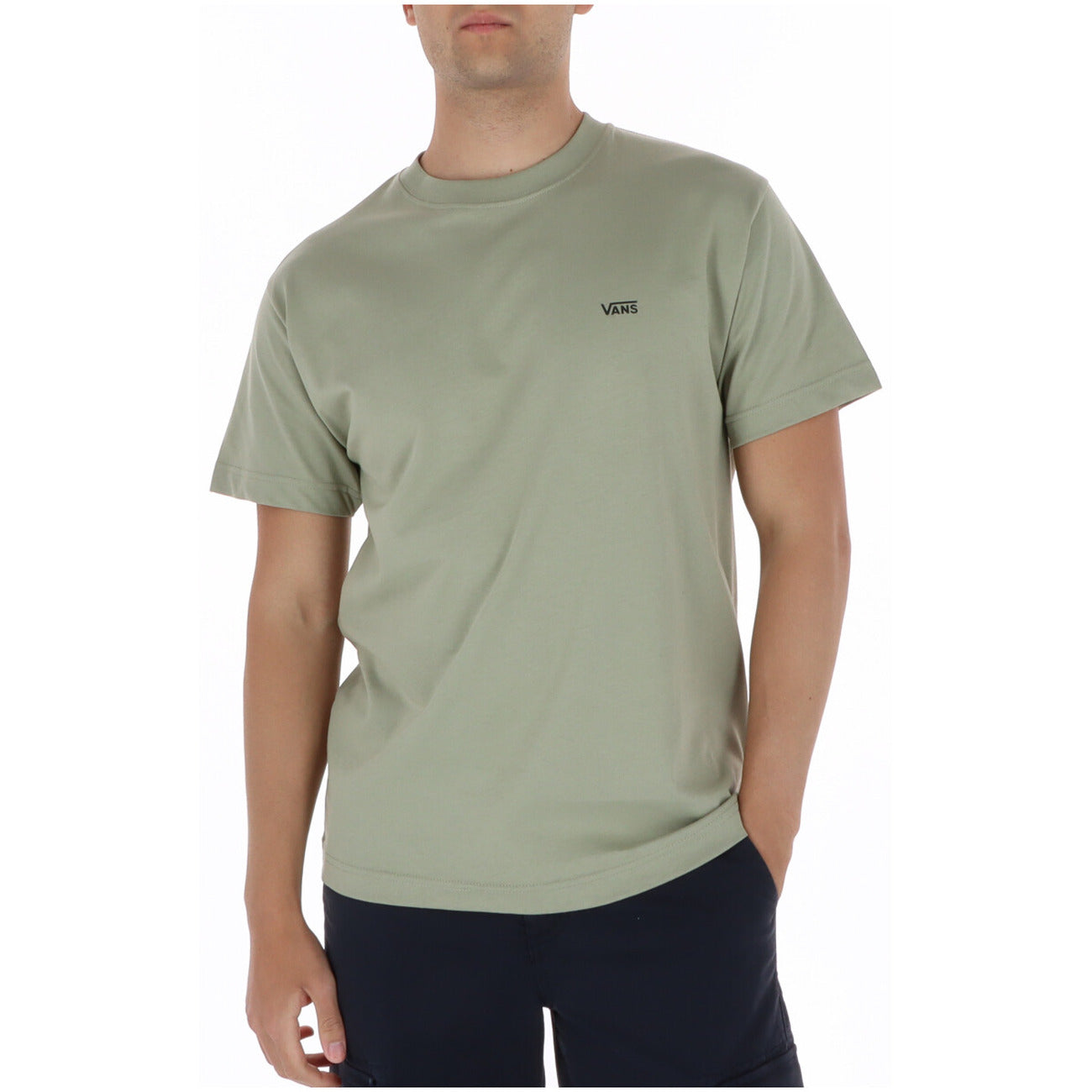 T-shirt Vans Left Chest; 100% Cotone. Logo ricamato sul petto, vestibilità morbida, colore verde. Maglia uomo girocollo resistente e versatile per la PE26. Vista frontale 