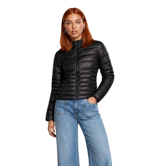 Piumino Pesante Nero Donna Guess New Vona; Tessuto 100% poliestere trapuntato con motivo geometrico embossato. Chiusura con zip, tasche laterali e logo sulla manica, stile casual invernale. Vista frontale 