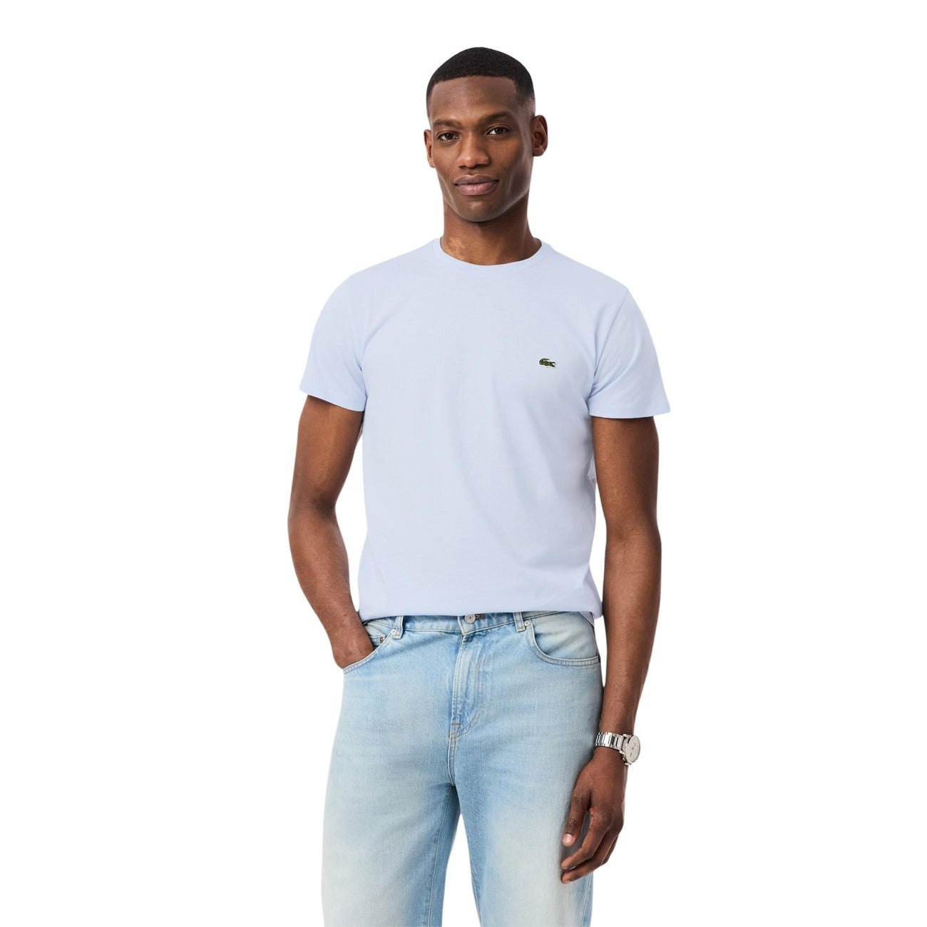 Lacoste Pima Cotton T-shirt; cotone peruviano extra fine, coccodrillo ricamato, taglio regular. La T-shirt di lusso resistente e traspirante.Colore azzurro. Vista frontale 