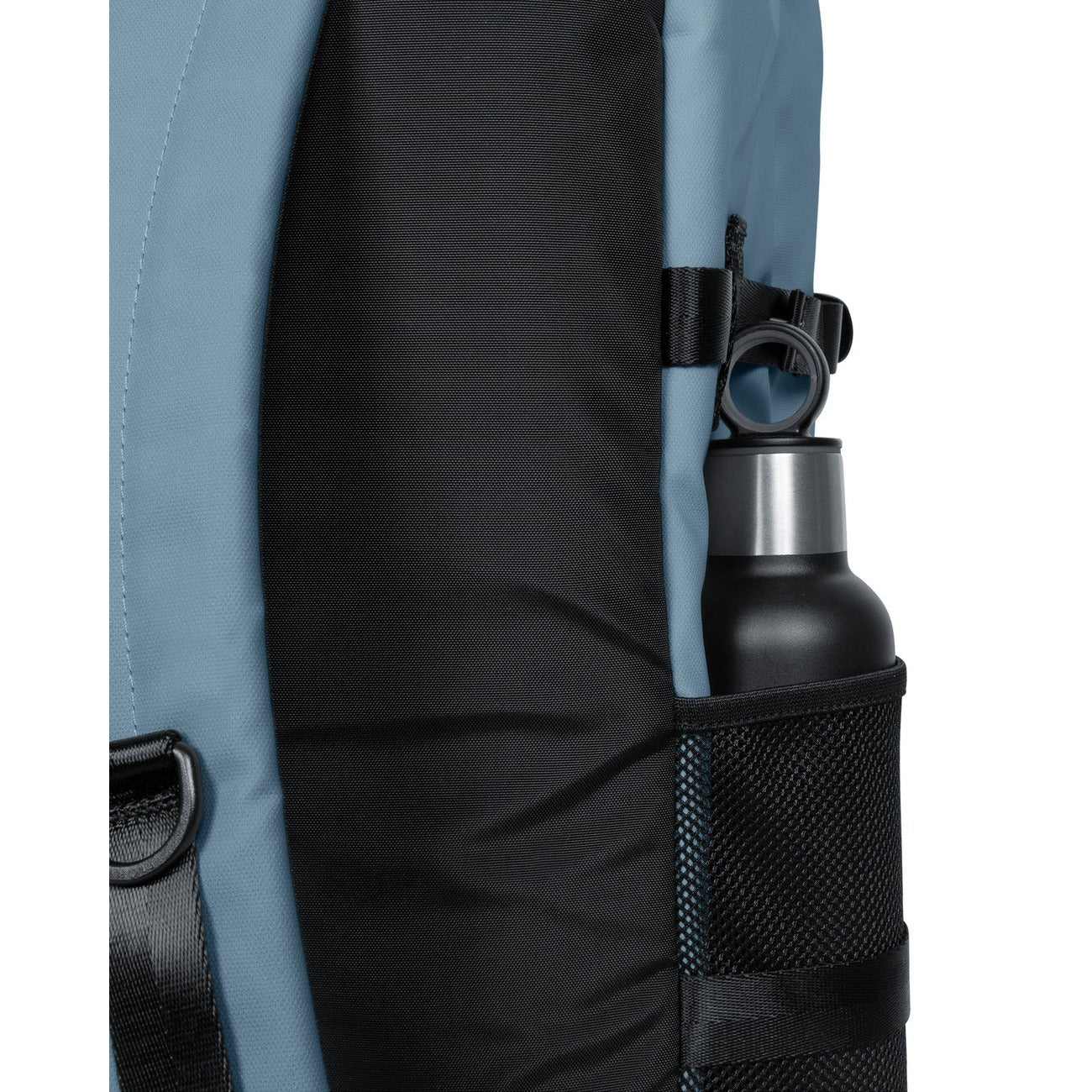 Zaino Borsone azzurro Eastpak Travelpack; 51x33x23 cm. 100% poliestere idrorepellente, doppio scomparto con zip e tasca laptop 17". Spallacci e manici a scomparsa, ideale come bagaglio a mano. Dettaglio borraccia 
