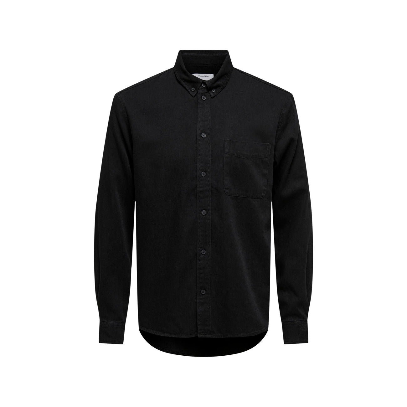 camicia nera da uomo Only & Sons Onsorson Regular Yfm Dnm Shirt Noos è realizzata in puro cotone al 100%. taglio regular offre una vestibilità classica. maniche lunghe, colletto button-down e una pratica tasca applicata sul petto. chiusura frontale con bottoni e i polsini regolabili. Vista frontale 