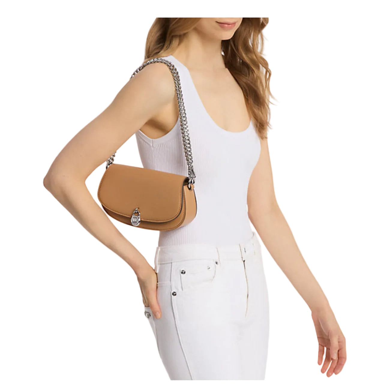 Michael Kors Borsa Cammello 35T5SIMC5L; borsa in pelle a tracolla con bottone, formato compatto e branding iconico. Un accessorio versatile "tutte le stagioni" di alta qualità. Vista frontale indossata da modella 
