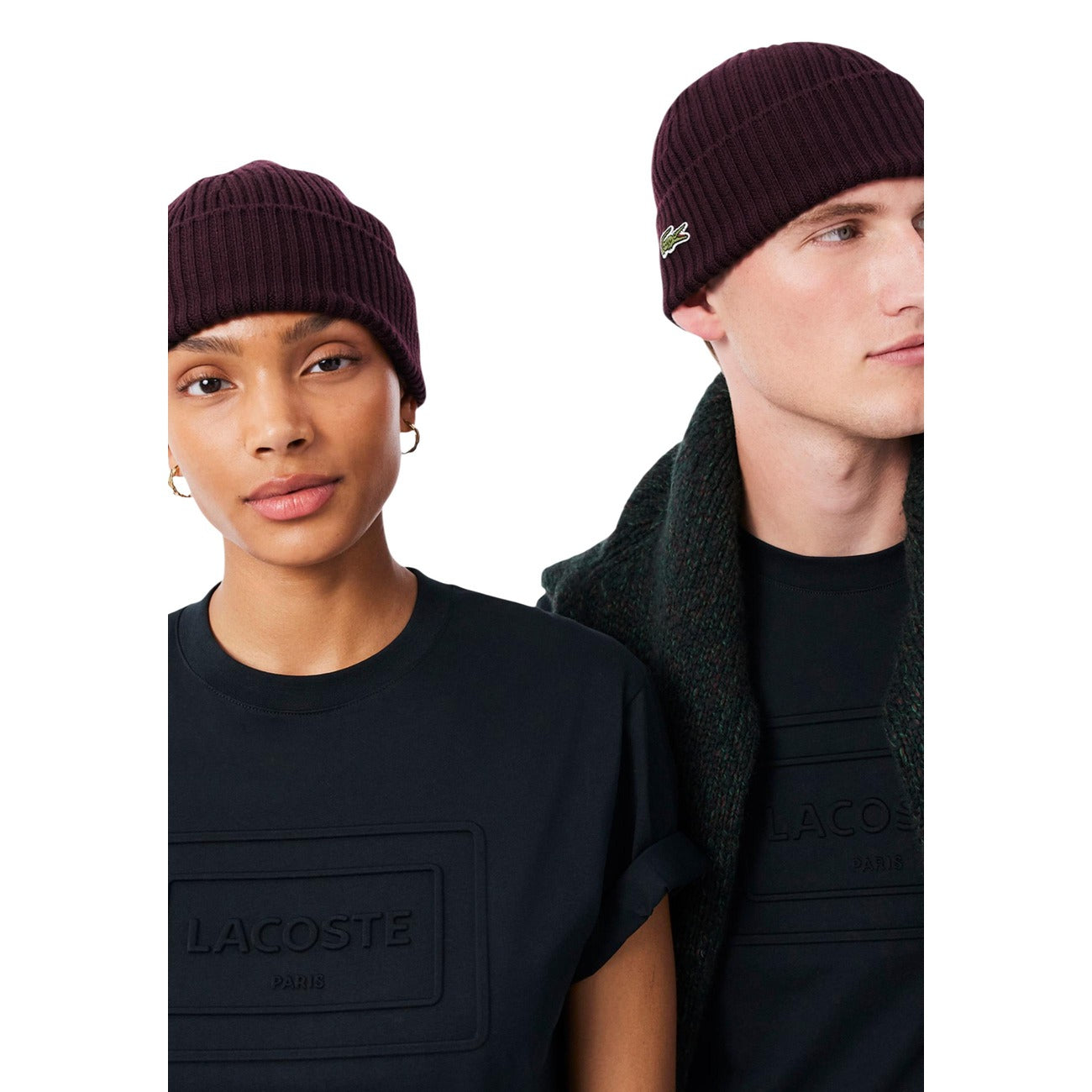 Cappello Lacoste unisex bordeaux in lana a coste. Berretto caldo da uomo e donna con risvolto e logo coccodrillo ricamato, abbigliamento e accessori autunno inverno.