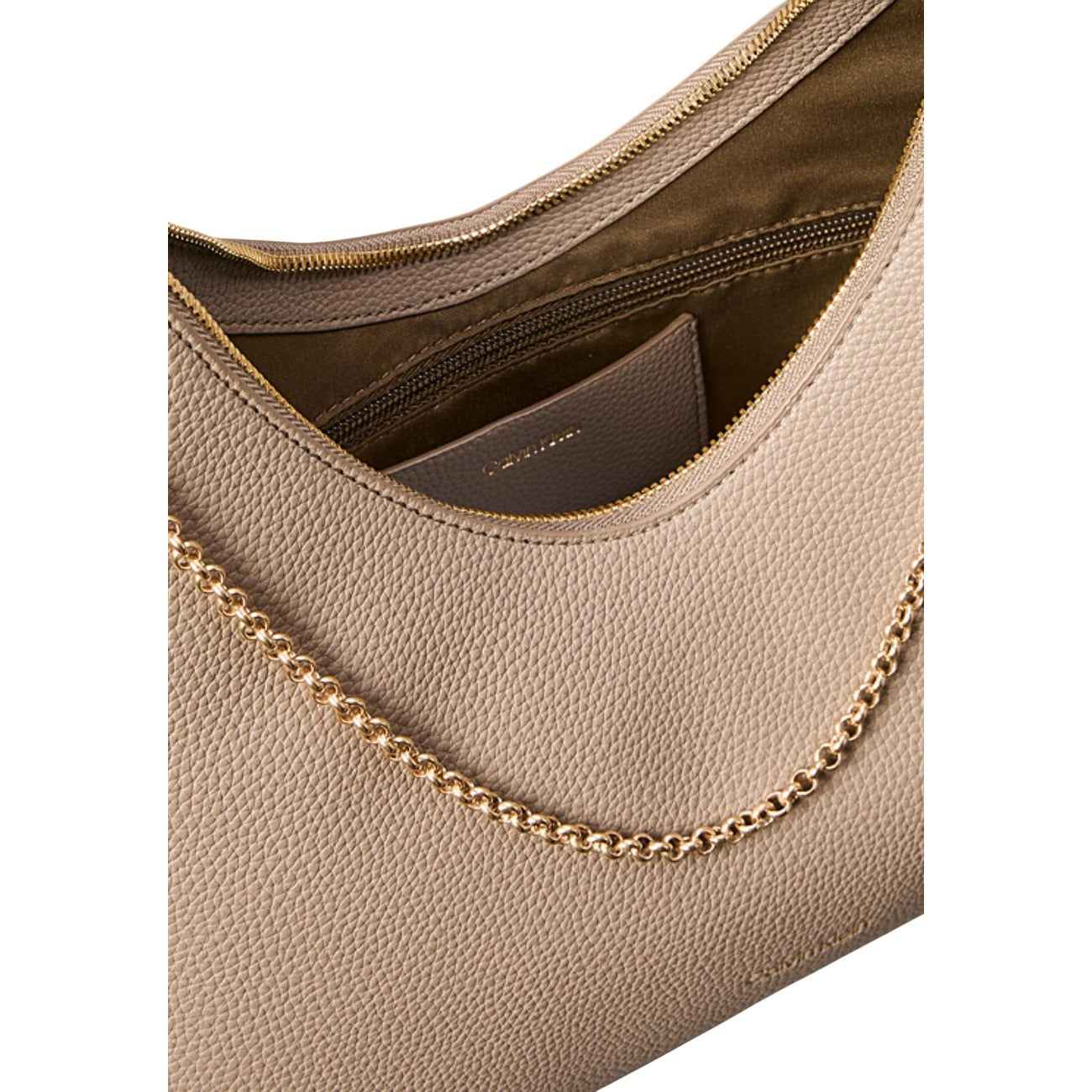 Borsa Hobo Calvin Klein mezzaluna; ecopelle martellata, doppia portabilità (spalla/tracolla), piedini antigraffio. Dimensioni 29x34x12 cm. L'accessorio sofisticato per il look urbano. Vista apertura 