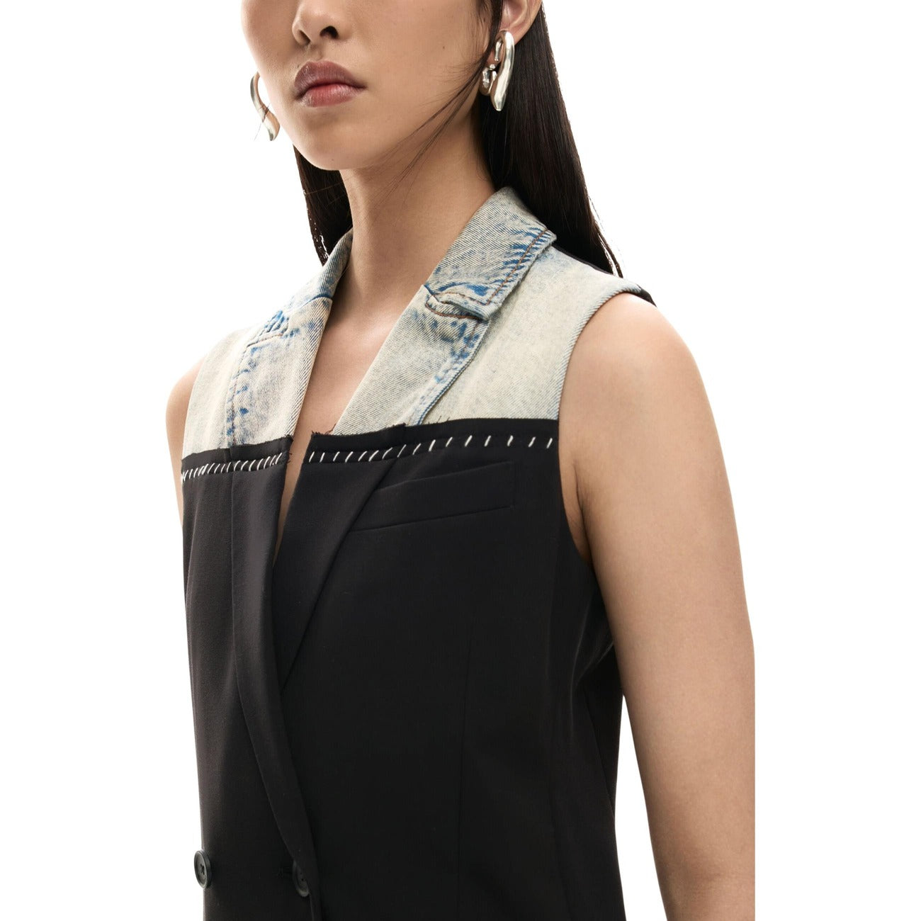 Abito Desigual donna nero corto smanicato con bottoni scollo a V bavero - vista frontale indossata da modello