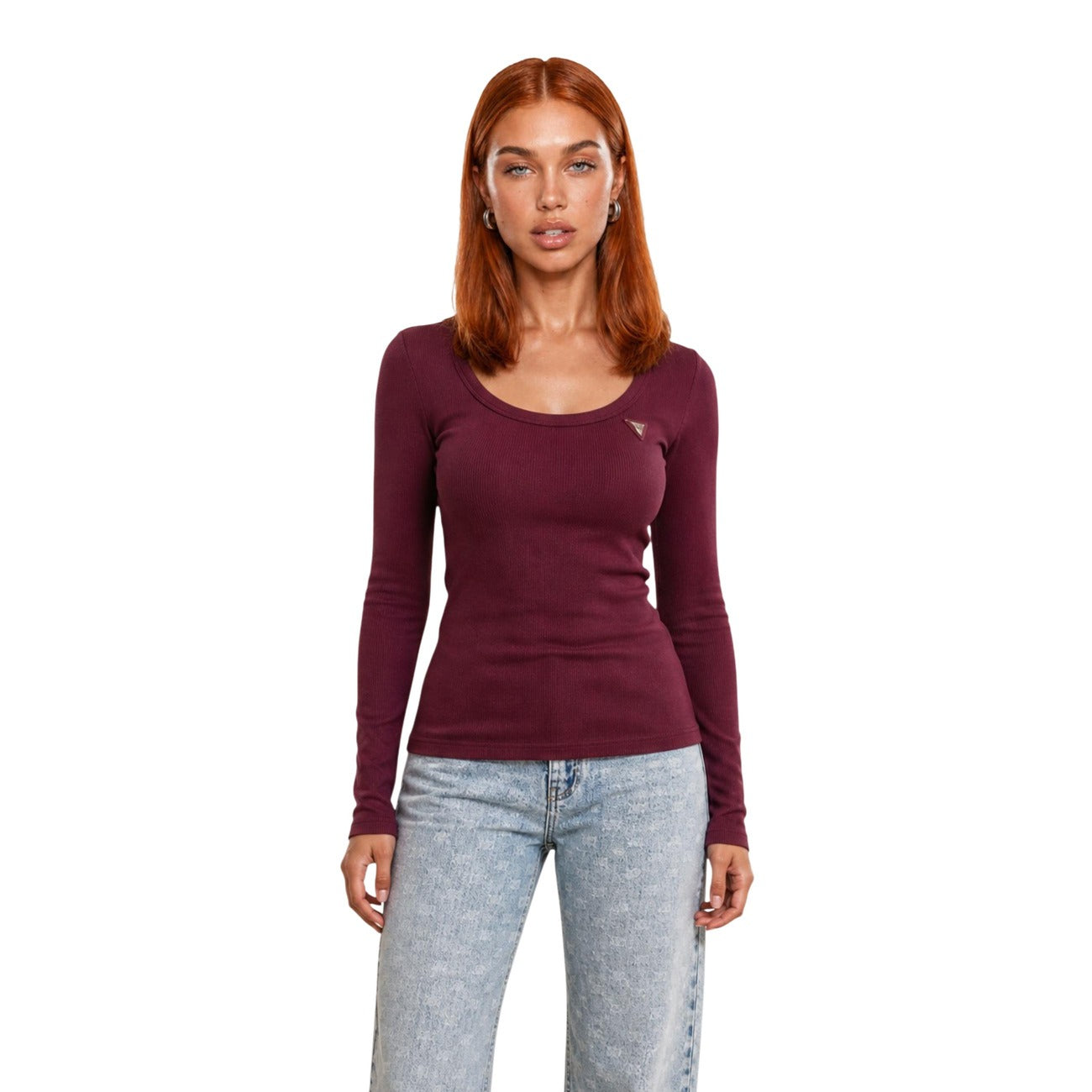 Maglia Guess bordeaux donna V4BP07 K8RT2. T-shirt maniche lunghe da donna bordeaux a costine in viscosa elasticizzata con scollo rotondo e triangolo logo metallico, maglietta aderente slim fit casual mezza stagione.