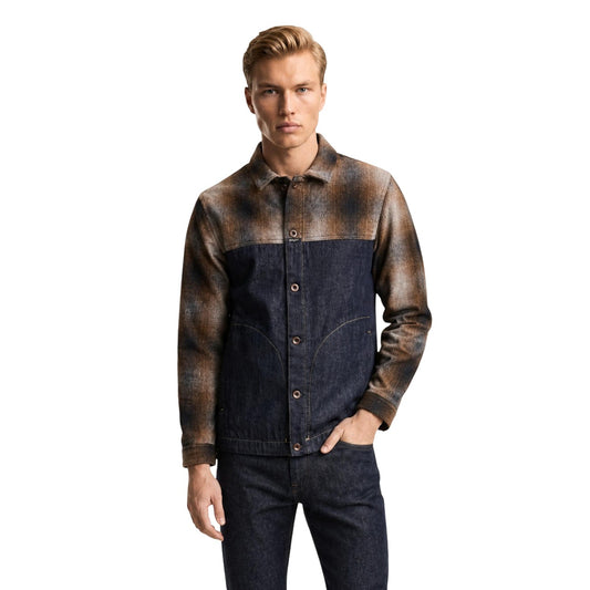 Giacca jeans Replay uomo M13L0 denim riciclato 12 oz. Giambotto in denim blu indigo con inserti lavorati ed effetto sfumato, colletto tradizionale e tasche trasversali curve, abbigliamento uomo mezza stagione.