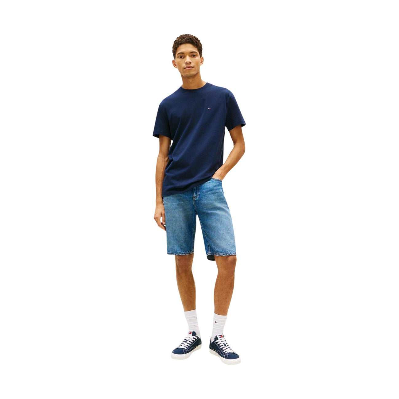 Bermuda Tommy Hilfiger Jeans; Denim Blu. 100% Cotone Sostenibile, vestibilità regolare, 5 tasche. Leggero, resistente e iconico. Ideale per la stagione estiva. Figura intera 