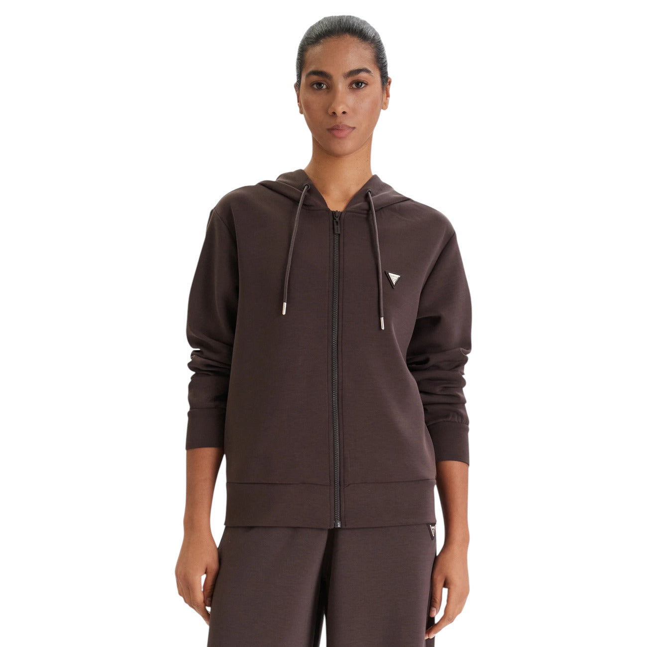 Felpa Cappuccio Marrone Donna Guess Active Olympe; Tessuto elasticizzato morbido in poliestere, modal e lycra. Chiusura con zip intera, maniche lunghe e logo applicato sul petto. Stile sportivo mezza stagione. Frontale 