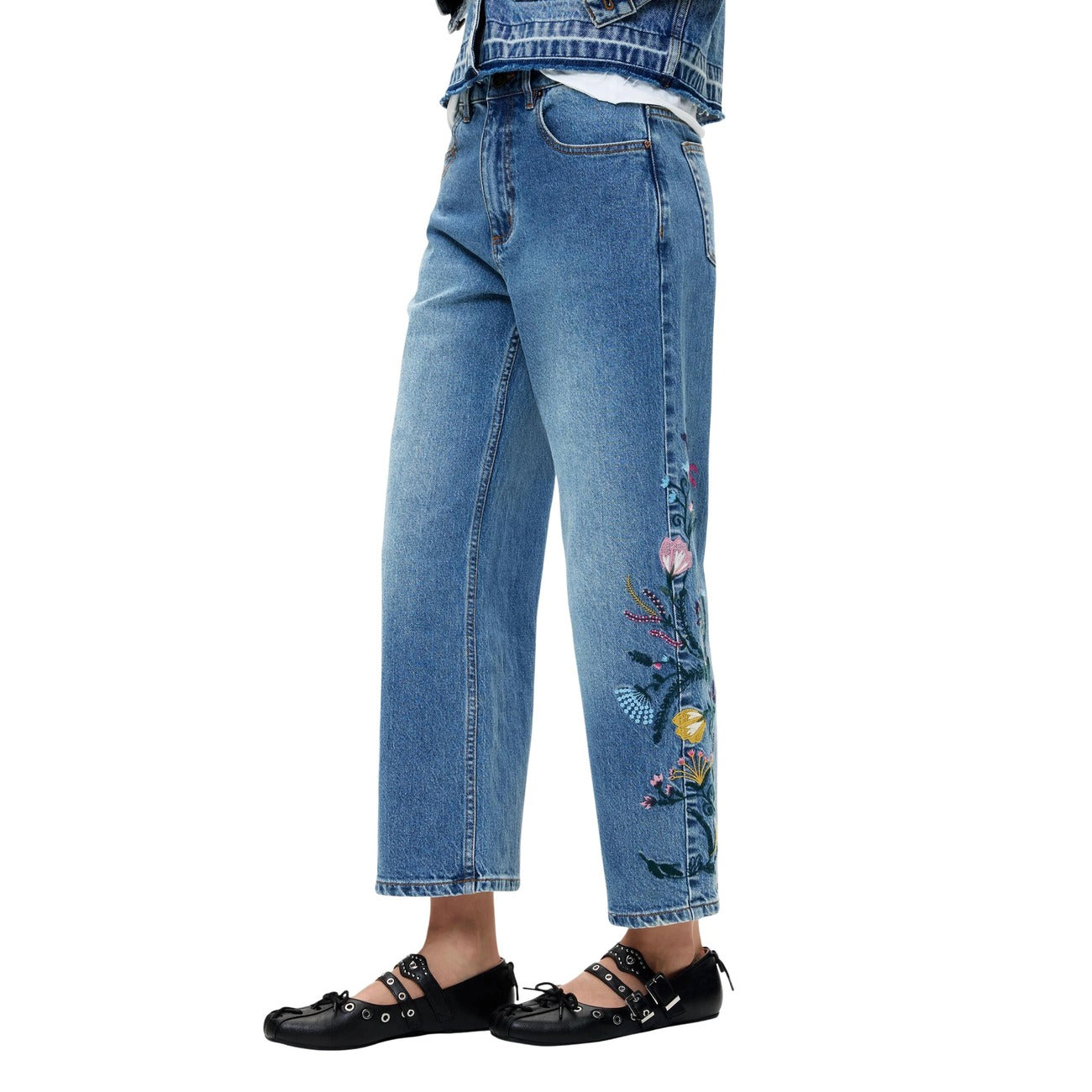 Jeans Desigual donna modello DENIM_BRIDGE. Pantaloni in denim blu lavato stile culotte a gamba larga con ricami a fiori colorati, realizzati in cotone sostenibile BCI leggermente elasticizzato, stile casual e boho-chic per la collezione autunno inverno.